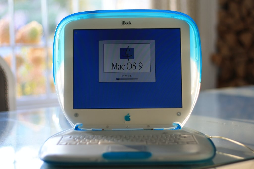 Blueberry iBook showing macOS 9 starting
