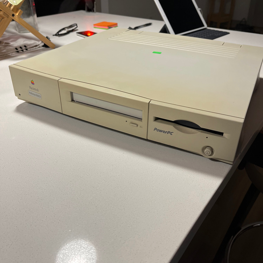 Macintosh Performa 6116CD with yellowing plastic case